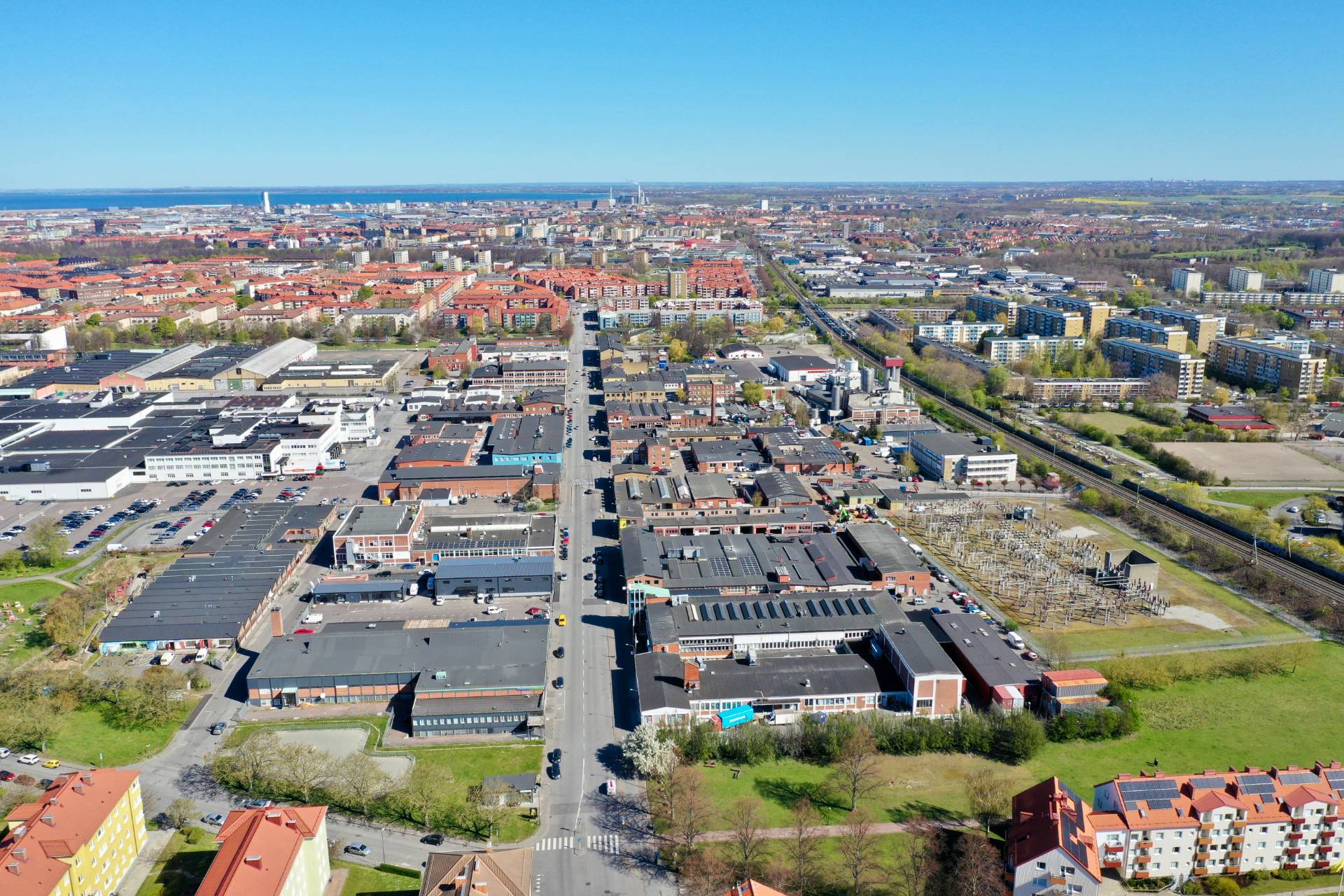 Drönarvy över Sofielunds verksamhetsområde längs Norra Grängesbergsgatan, Malmö